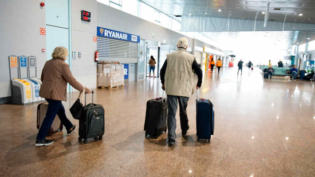 Duan persoas con equipaxe no aeroporto de Vigo (Foto: Javier Vázquez / Europa Press).