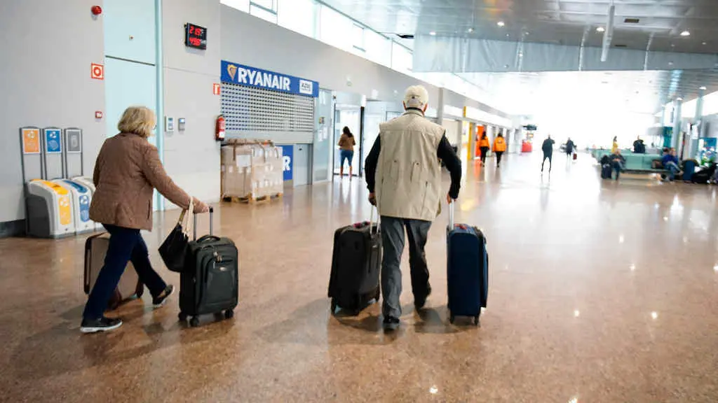 Duan persoas con equipaxe no aeroporto de Vigo (Foto: Javier V&aacute;zquez / Europa Press).