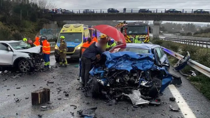 Estado en que quedaron os veh&iacute;culos ap&oacute;s o accidente na A-52 &aacute; altura de Salvaterra de Mi&ntilde;o. (Foto: Garda Civil)