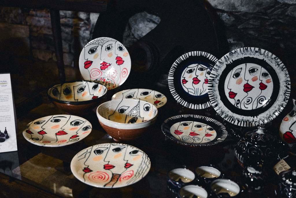 Cada ano, os oleiros de Buño preparan unha colección de pezas novas e únicas para expor na Mostra da Olería.