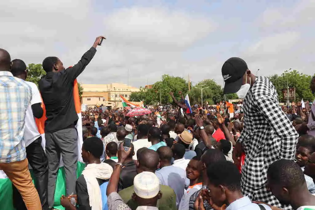 Mobilizaci&oacute;n a quinta feira en Niamey para conmemorar o aniversario da independencia e apoiar a sublevaci&oacute;n dos militares a pasada semana. (Foto: Djibo Issifou / DPA)