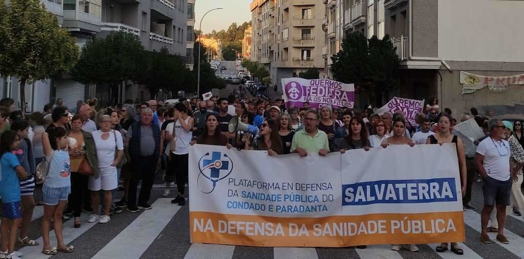 Manifestación polas rúas de Salvaterra. (Foto: Nós Diario)