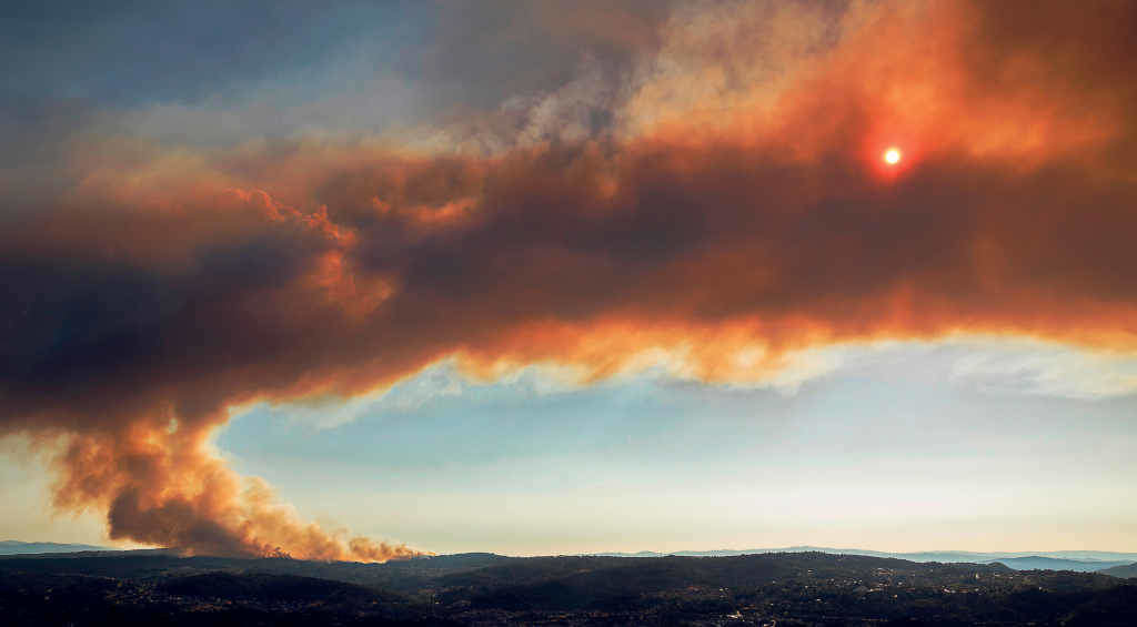 Unha nube de fume procedente dun incendio forestal en Toén (comarca de Ourense) eclipsa o sol en agosto de 2020 (Foto: Rubén Bermejo).
