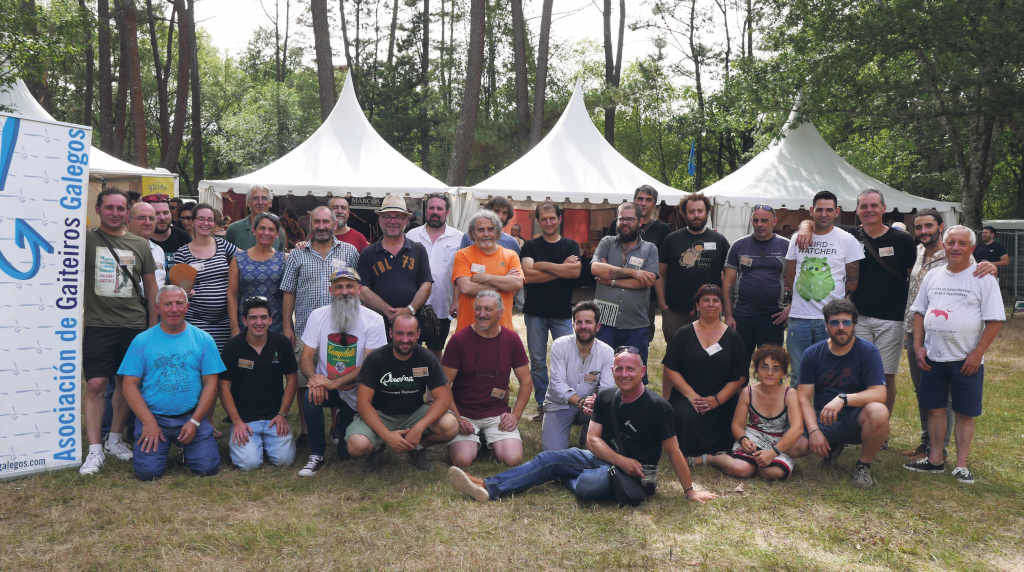Artesás e artesáns que participaron nunha das edicións do Festival de Pardiñas, en Guitiriz (Foto: Cedida).