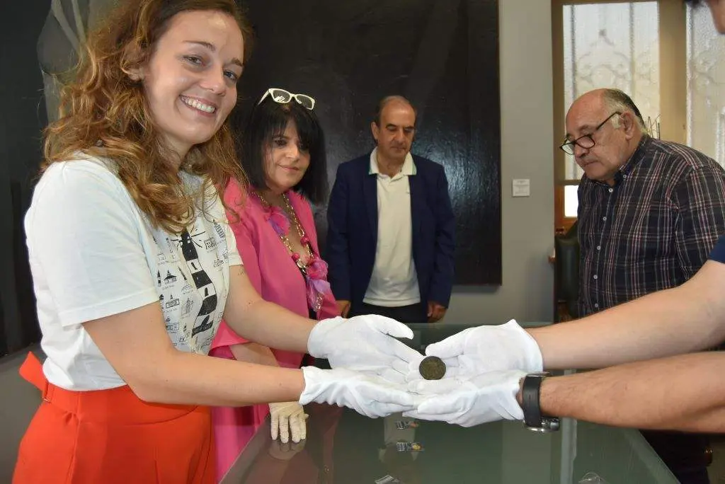 A deputada de Cultura, Iria Castro, recepcionando a moeda.