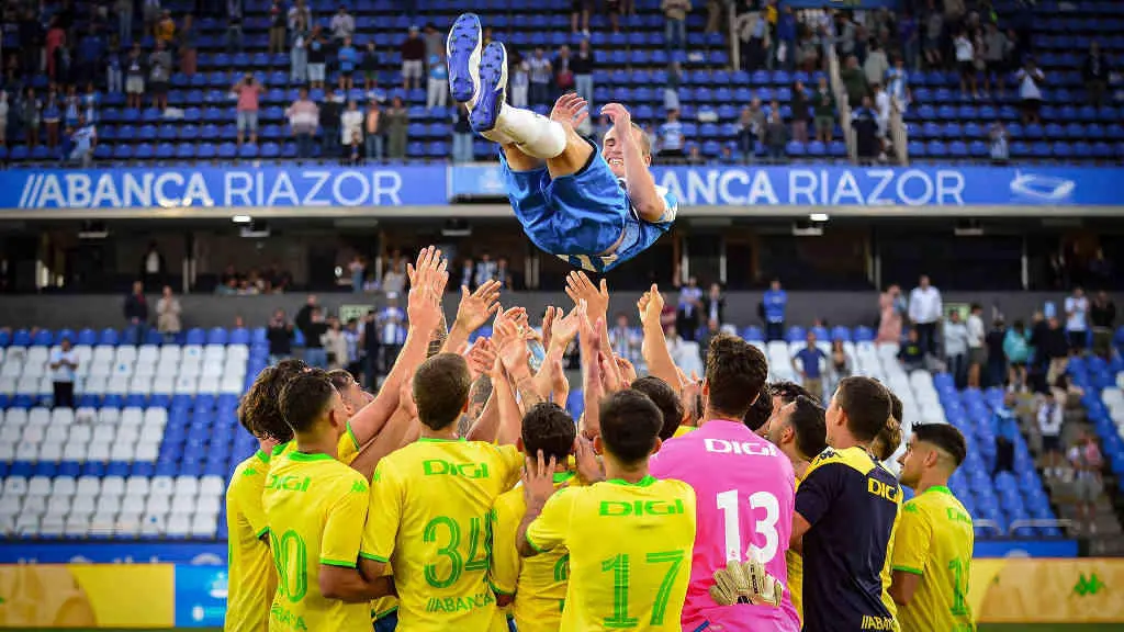"Homenaxe" a &Aacute;lex Berganti&ntilde;os dos seus compa&ntilde;eiros de equipo o d&iacute;a da s&uacute;a despedida (Foto: RC Deportivo).