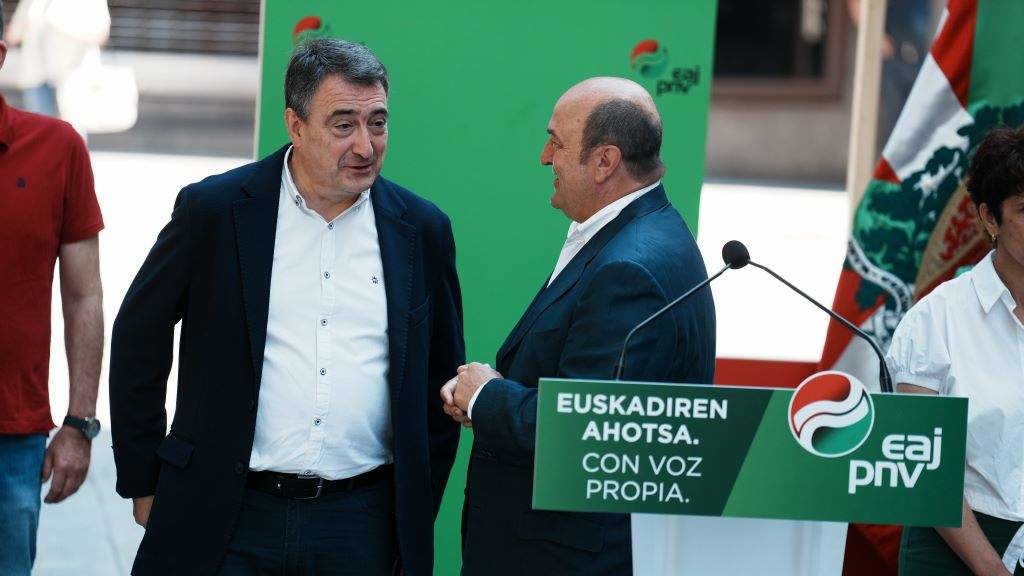 Aitor Esteban e Andoni Ortuzar, nun acto de campaña. (Foto: H.Bilbao / Europa Press)