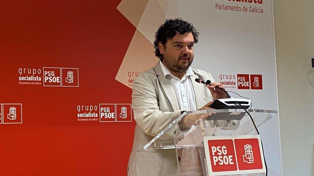 O deputado socialista Julio Torrado, en rolda de prensa. (Foto: Europa Press)