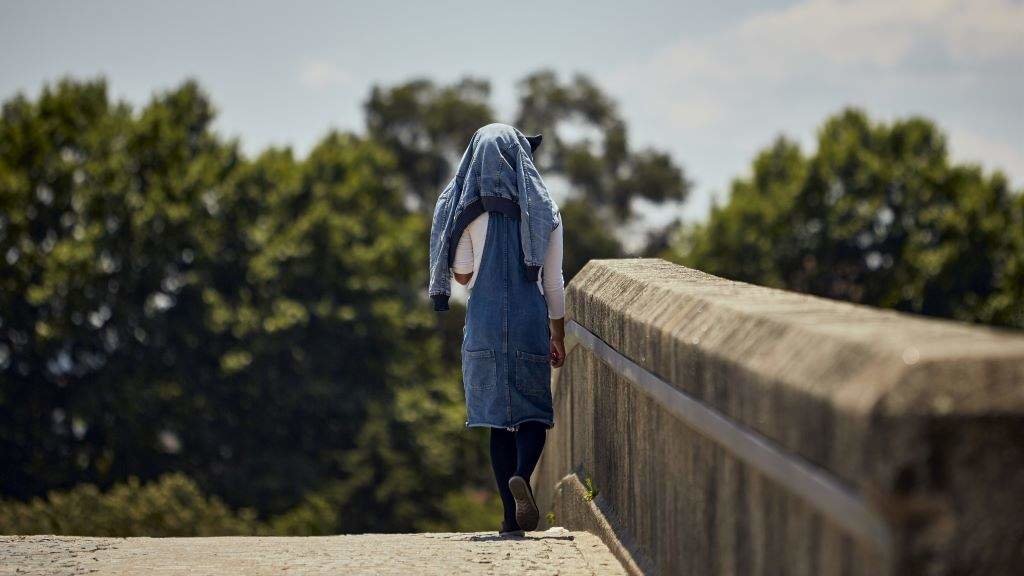 Unha muller protéxese do sol nunha ponte da cidade de Ourense. (Foto: Agostime / Europa Press)