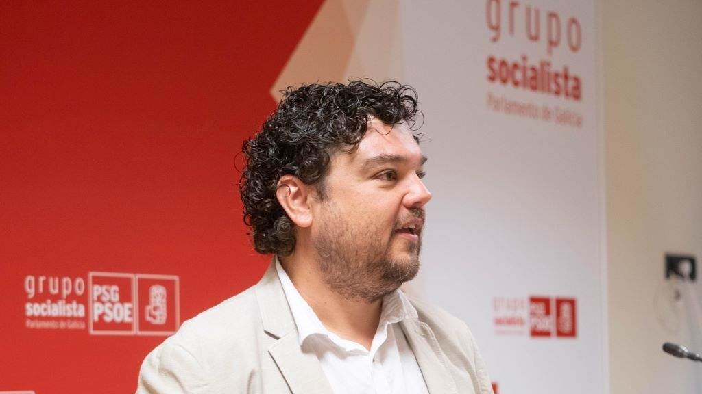 O deputado socialista Julio Torrado, esta segunda feira, en rolda de prensa. (Foto: Arxina)