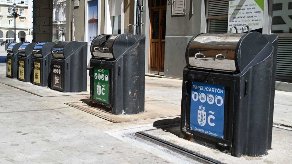 Colectores para a clasificación dos residuos nunha rúa da Coruña. (Foto: Richard Villalon).