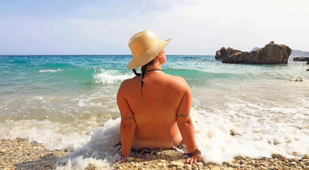 As praias nudistas reciben cada vez m&aacute;is persoas con traxe de ba&ntilde;o (Foto: N&oacute;s Diario).