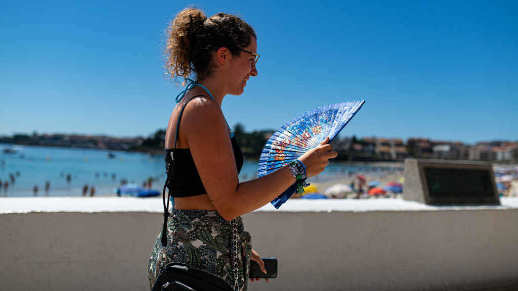 Unha muller cun abano en Pontevedra durante esta vaga de calor (Foto: Elena Fernández / Europa Press).