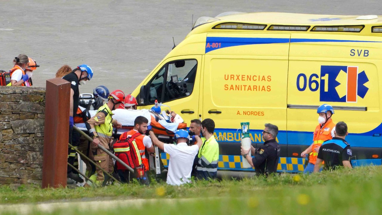 Profesionais sanitarios evacúan un traballador despois dun accidente laboral o pasado verán no festival Son do Camiño, en Compostela (Foto: Álvaro Ballesteros / Europa Press).