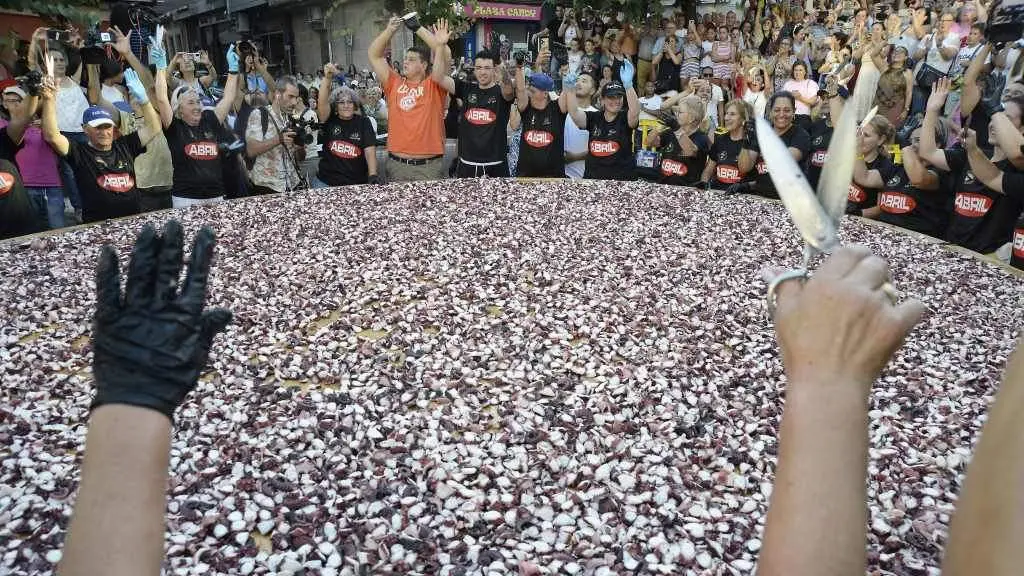 A tapa de polbo supera en 65 quilos a da pasada edici&oacute;n. (Foto: Rosa Veiga / Europa Press)
