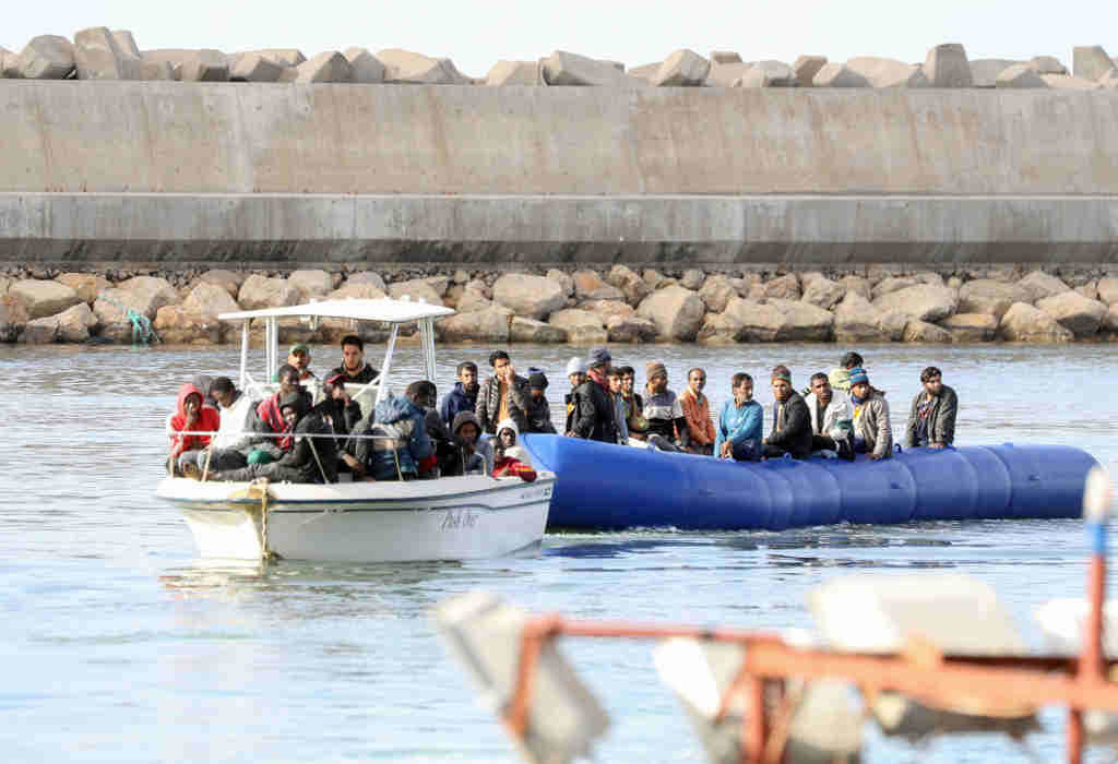 Persoas migrantes interceptadas en Garabouli, Libia, en abril deste ano. (Foto: Hamza Turkia / Xinhua News)