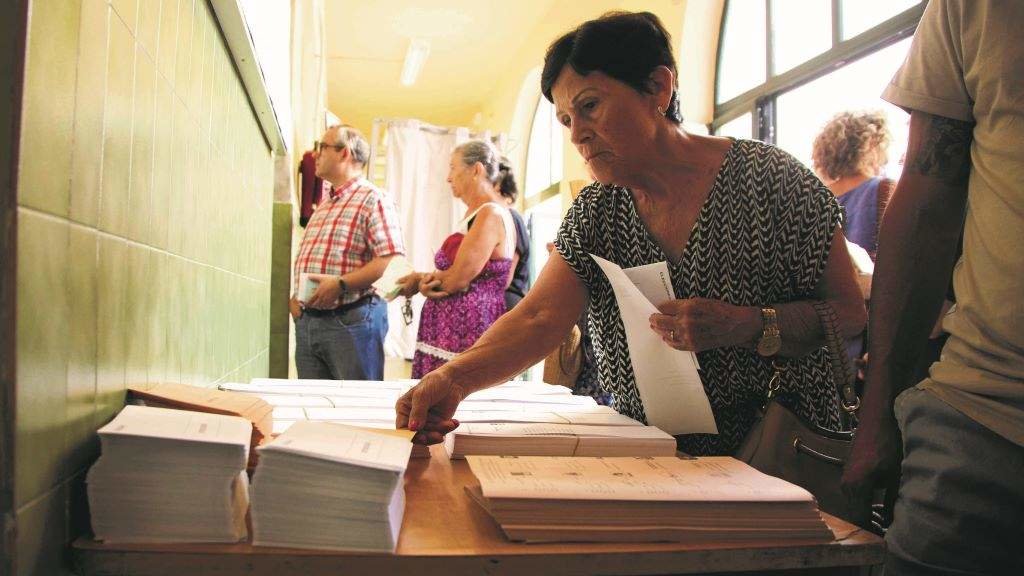 #elección Unha muller colle unha papeleta nunha mesa electoral o pasado 23-X. (Foto: Joaquín Corchero / Europa Press)