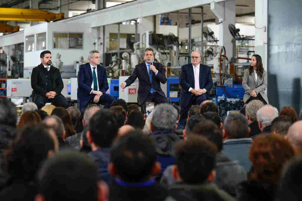 O principal candidato progresista, Sergio Massa (no centro), nunha fábrica. (Foto: Nós Diario)
