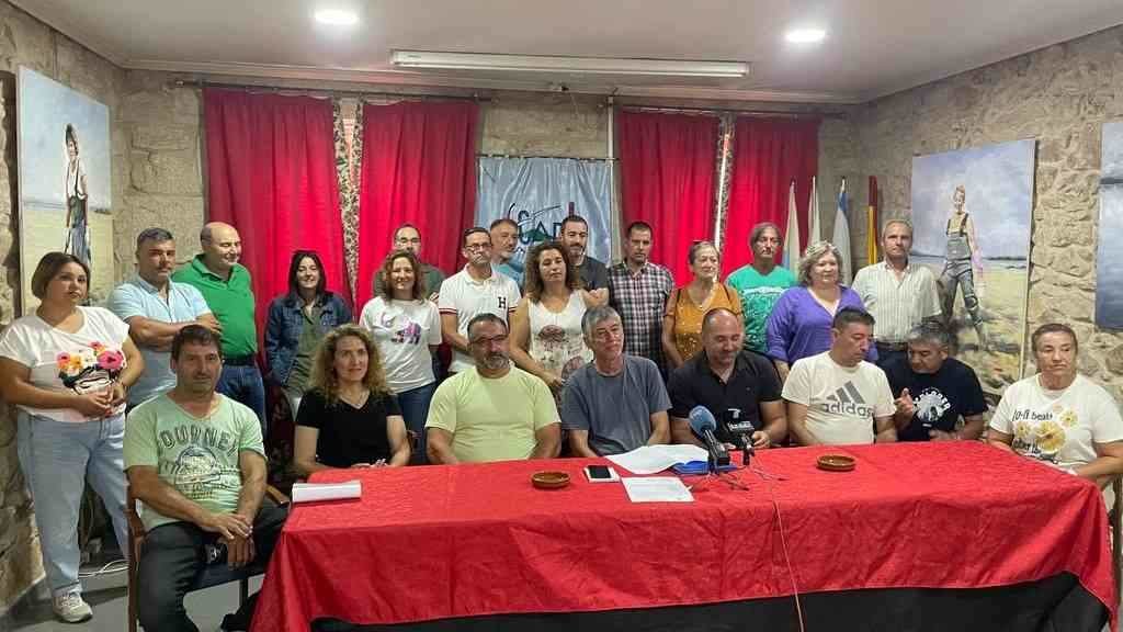Xaquín Rubido (sentado no centro), representante da comisión promotora da ILP presentada esta sexta feira en Carril, no municipio de Vilagarcía de Arousa (Foto: Nós Diario).