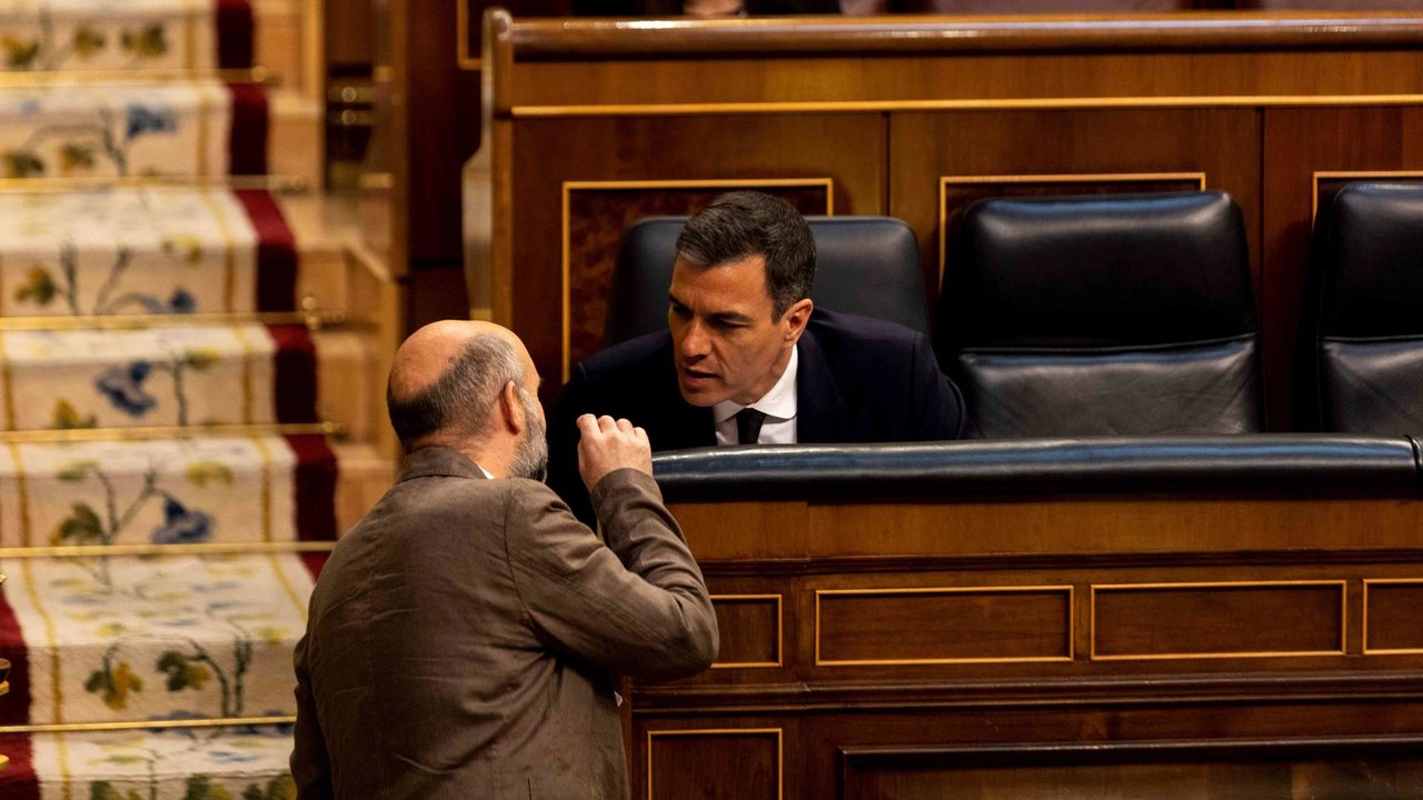 O portavoz do BNG no Congreso, Néstor Rego, conversa co presidente do Goberno español, Pedro Sánchez (Foto: Alberto di Lolli / POOL).