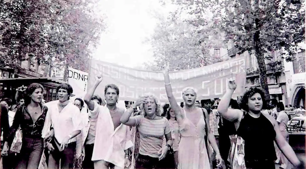 Trini (&aacute; dereita) na manifestaci&oacute;n polos dereitos LGBT+ en Barcelona en 1977 (Foto: Colita).