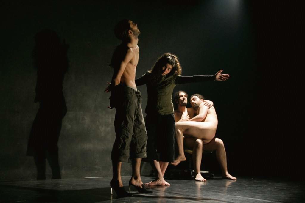 Raquel Hernández, no centro, en 'A estratexia da avestruz', 2007.