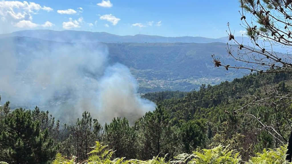 Zona de Cabeiras, afectada polo incendio (Foto: @Incendiosgalic1).