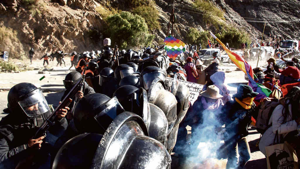 Enfrontamentos entre manifestantes indíxenas e policías en Purmamarca, Jujuy (Arxentina) o pasado 17 de xuño. (Foto: Valera Edgargo 7 Télam)