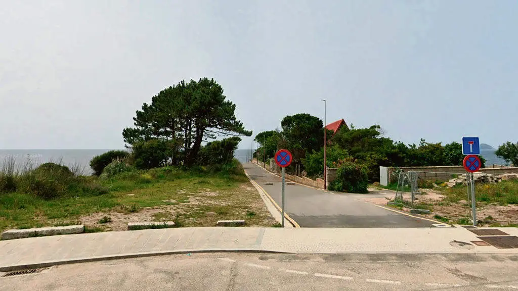 V&iacute;a constru&iacute;da en cabo Estai, Vigo, onde se pretende levar a cabo unha promoci&oacute;n inmobiliaria. (Foto: N&oacute;s Diario)