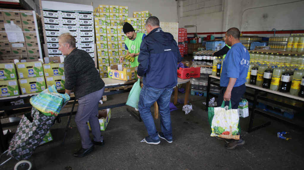 Persoas no banco de alimentos de Lugo (Foto: Carlos Castro / Europa Press).