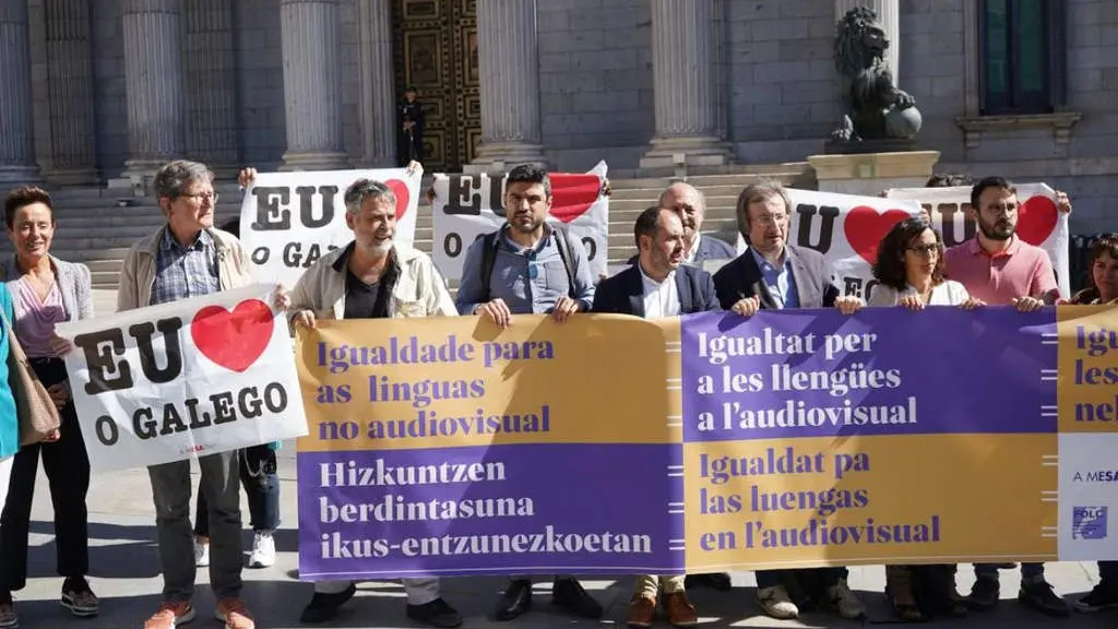 Concentraci&oacute;n de plataformas das linguas do Estado decorrida &aacute;s portas do Congreso espa&ntilde;ol o pasado 25 de maio. (Foto: A Mesa)