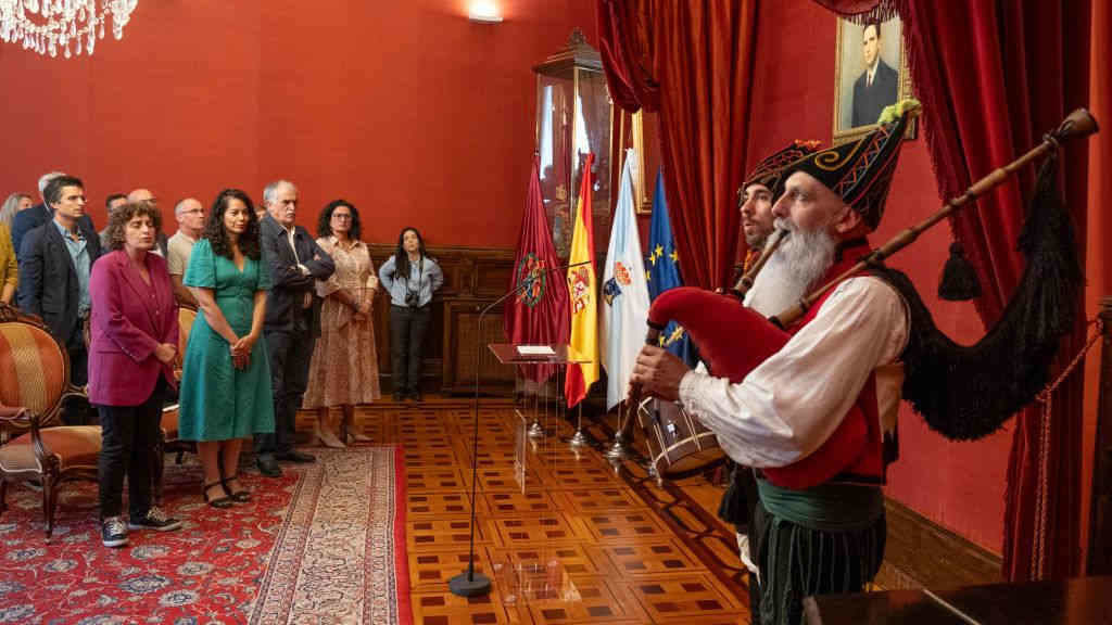 Momento do acto en homenaxe a Ánxel Casal no que se interpretou o himno galego (Foto: Arxina).