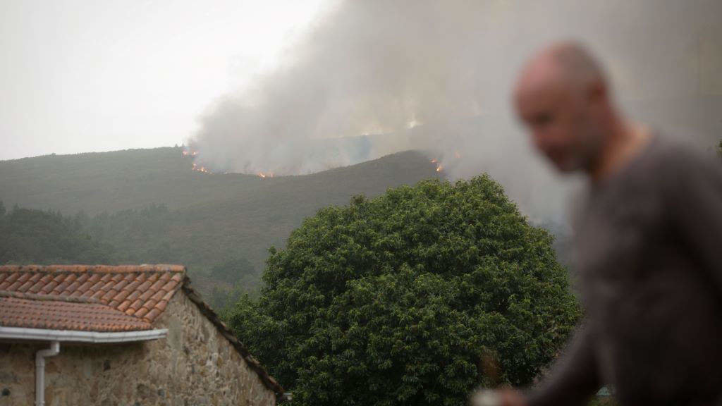 O incendio de Palas de Rei (Foto:  Carlos Castro/ Europa Press).