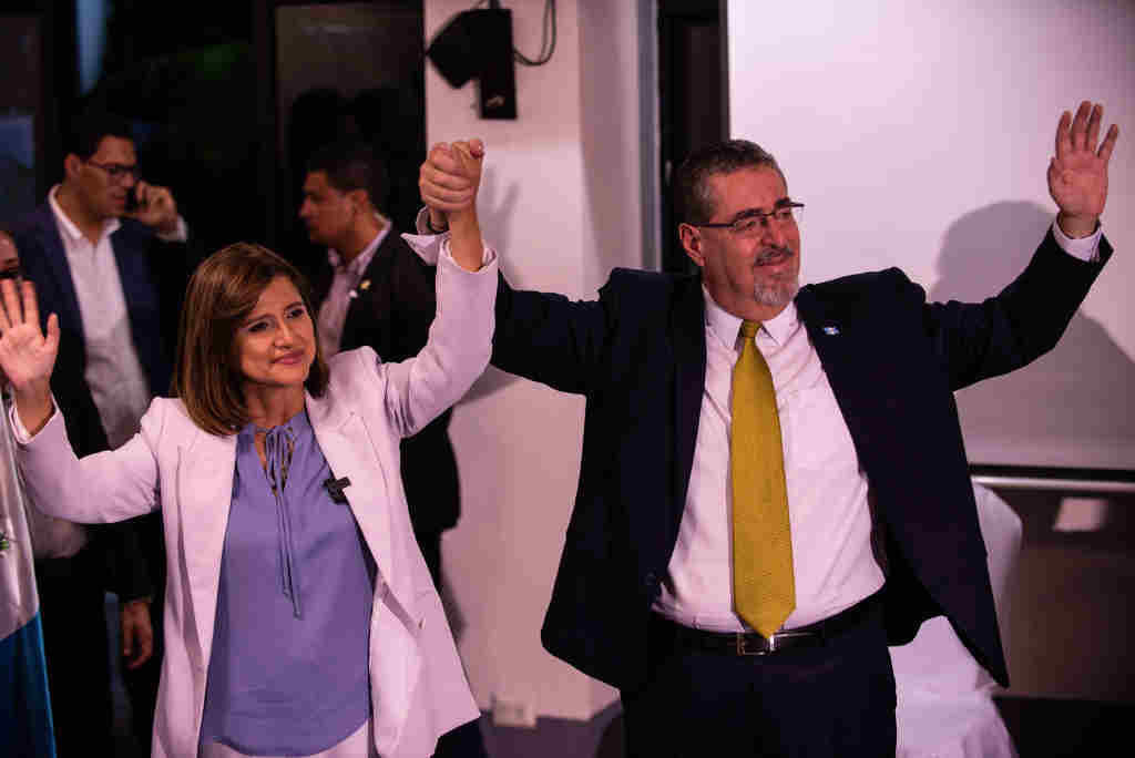 Bernardo Arévalo (dereita) celebra a súa elección como presidente de Guatemala. (Foto: Fernando Chuy / Zuma Press Wire)