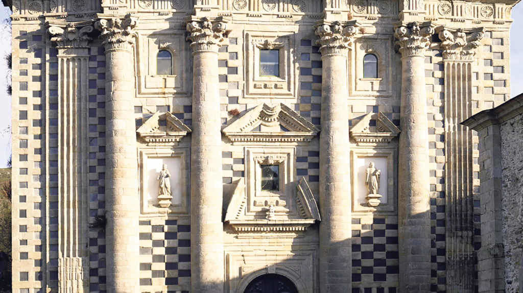 Detalles da fachada barroca do Mosteiro de Monfero (Foto: Turismo da Galiza).