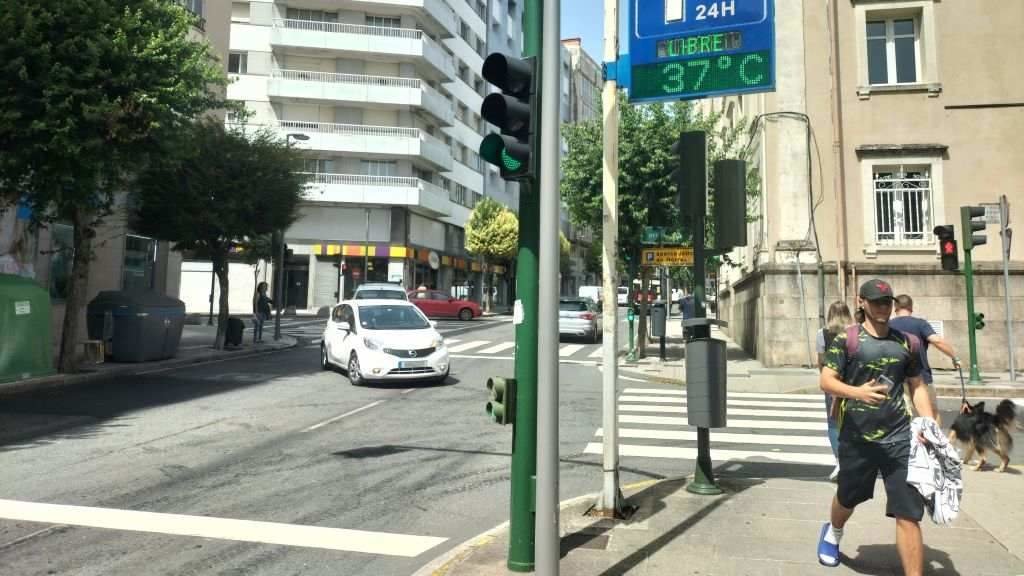 A comarca de Santiago estará en nivel 2 de alerta (laranxa). Na imaxe a rua do Hórreo na capital esta terza feira (Foto Nós Diario).