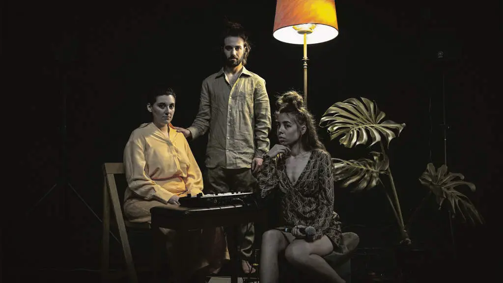 Marta Vel&aacute;zquez, Mart&iacute;n Blanco e Carlota Ros&oacute;n en Fogar. (Foto: N&oacute;s Diario)