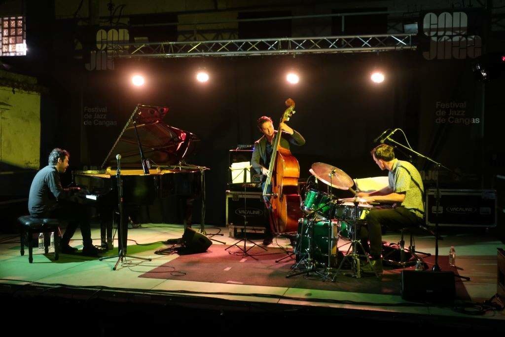 O trío tocando na clausura do Festival de Jazz de Cangas. (Foto: María Vence)
