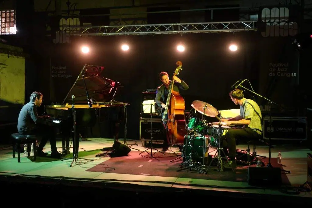 O tr&iacute;o de Yago V&aacute;zquez tocando na clausura do Festival de Jazz de Cangas de 2023. (Foto: Mar&iacute;a Vence)