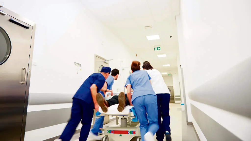 O persoal sanitario resc&aacute;taa sost&eacute;ndolle a cabeza e mantendo recta a columna. (Foto: Gpointstudio)