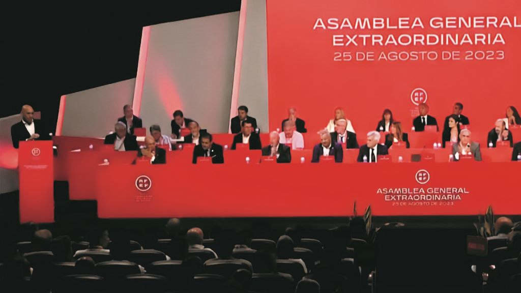 O máximo responsábel da Federación Galega, Rafael Louzán, á dereita, aplaudindo Luís Rubiales. (Foto: RFEF).