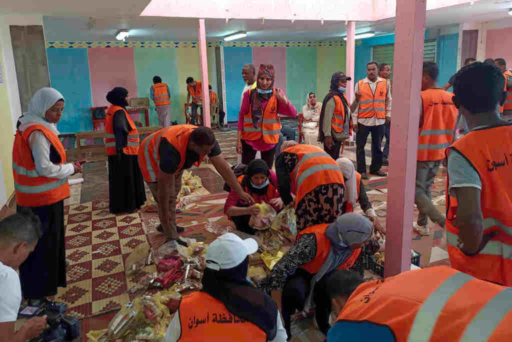 Preparación en Exipto de paquetes de axuda para as persoas refuxiadas procedentes do Sudán no mes de maio. (Foto: Radwan Abu Elmagd / Europa Press)