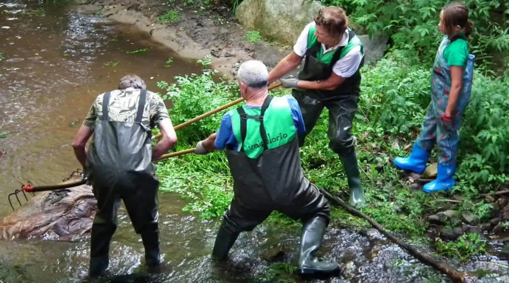 Membros da asociaci&oacute;n Vaipolor&iacute;o limpando o r&iacute;o Gafos (Foto: Vaipolor&iacute;o).