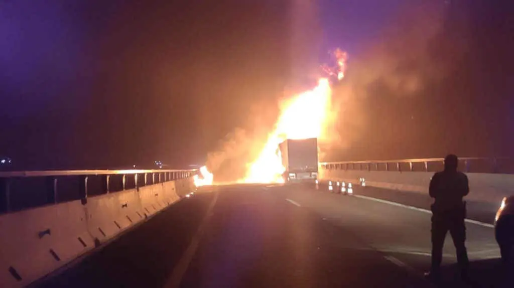 Veh&iacute;culo incendiado na A-52 (Foto: Subdelegaci&oacute;n do Goberno en Zamora).