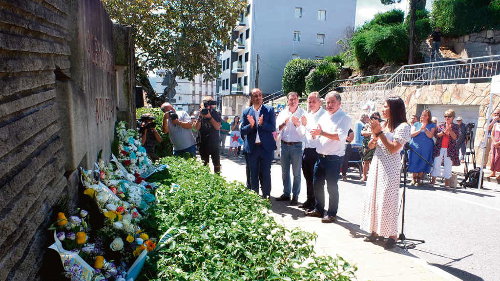 Flores ao pé do monumento a Bóveda no acto institucional da Caeira o dia 17 de agosto em Poio. (Foto: Xunta da Galiza)