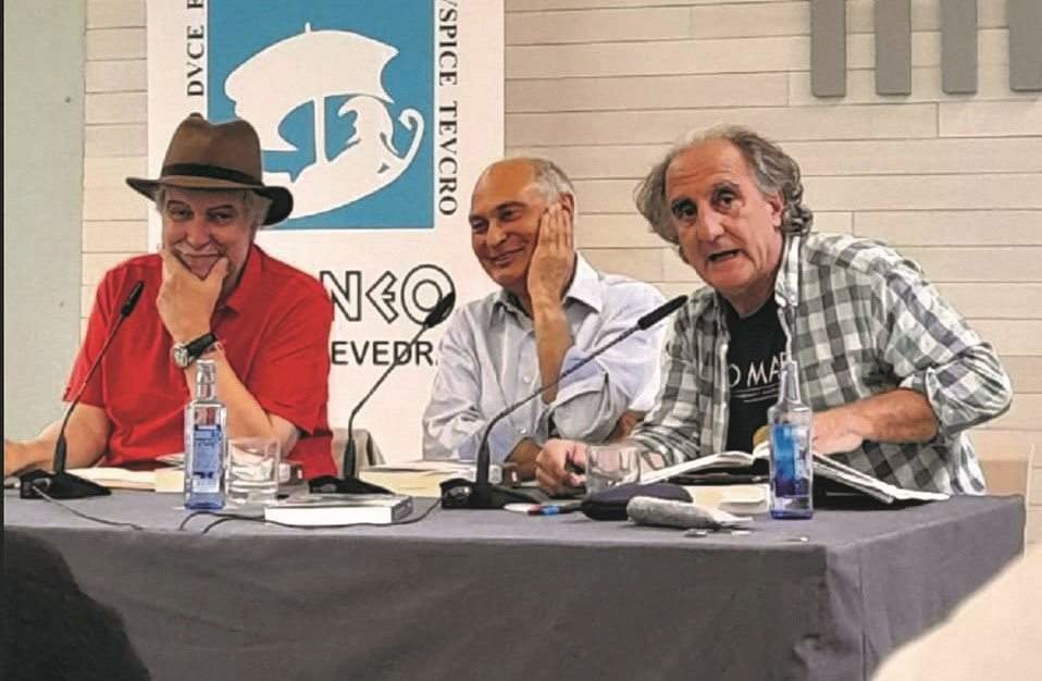 Xaime Toxo, á dereita, na presentación dun libro de Francisco Xosé Fernández Naval (no centro) organizada polo Ateneo de Pontevedra, xunto co pintor Antón Sobral.