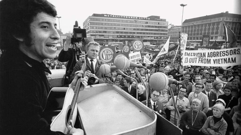 Víctor Jara en agosto de 1969 en Helsinki, Finlandia, nunha protesta contra a guerra do Vietnam. (Foto: Hannu Lindroos / Lehtikuva).