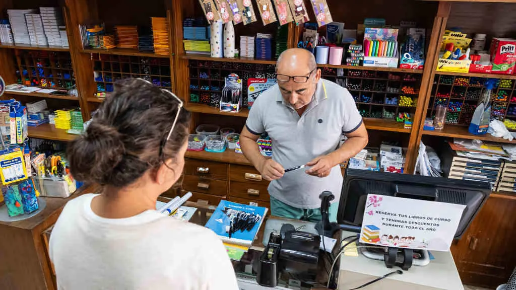 Estes d&iacute;as numerosos estabelecemtos te&ntilde;en &aacute; vista o material escolar que demandan as familias, como neste de Santiago (Foto: Arxina).