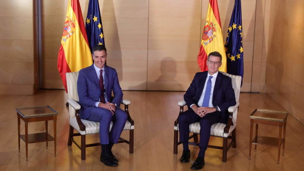 Pedro Sánchez e Alberto Núñez Feixoo reúnense no Congreso. (Foto: Jesús Hellín / Europa Press).