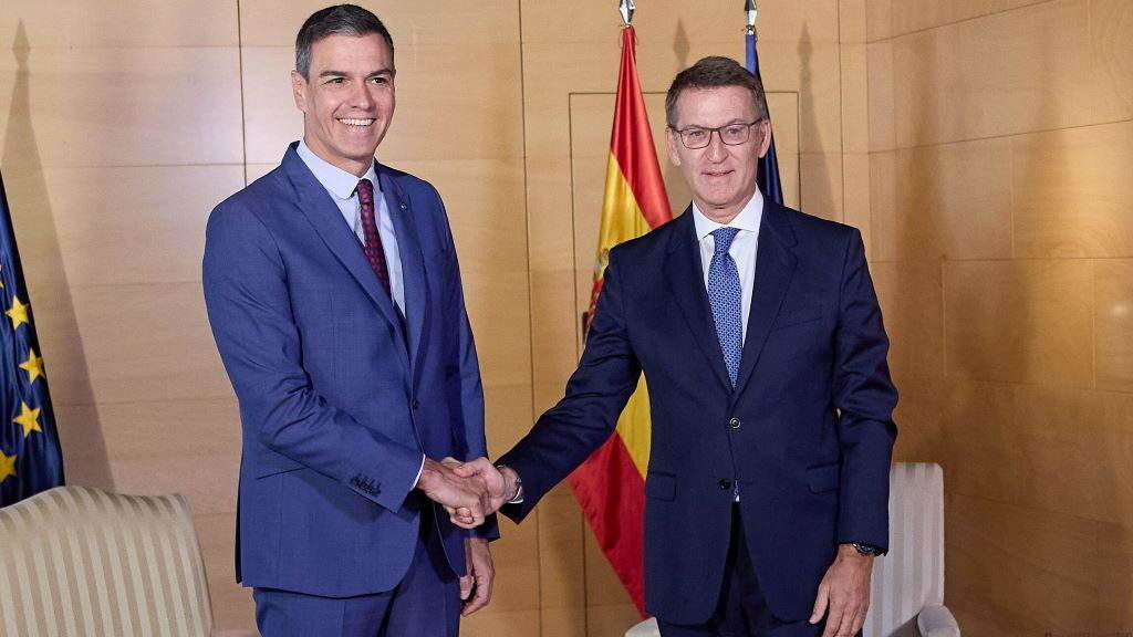 Pedro Sánchez e Alberto Núñez Feixoo á súa chegada ao Congreso esta cuarta feira, 30 de agosto. (Foto: Jesús Hellín / Europa Press).